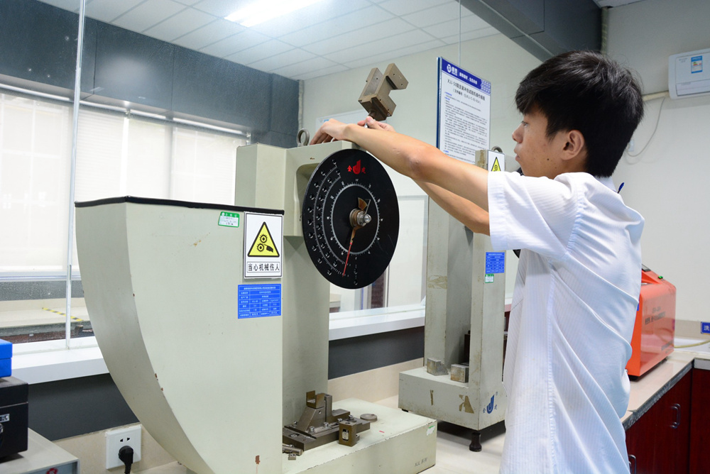 康泰技術(shù)人員在做實驗